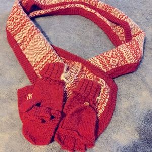 Scarf and matching bum gloves.